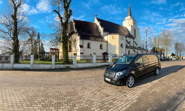 Zdjęcie zakładu pogrzebowego Lewandowski z miejscowości Kowal wraz z ich samochodem